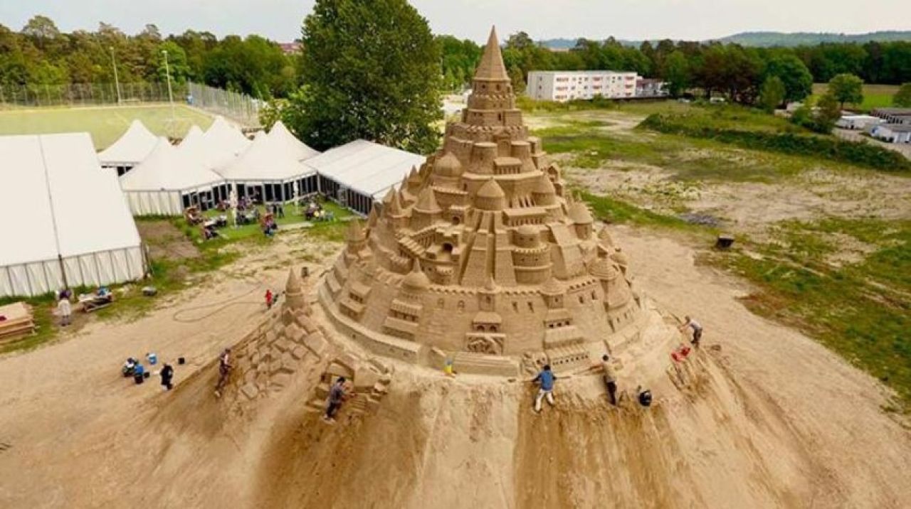 Dünyanın en uzun kumdan kalesi inşa edildi