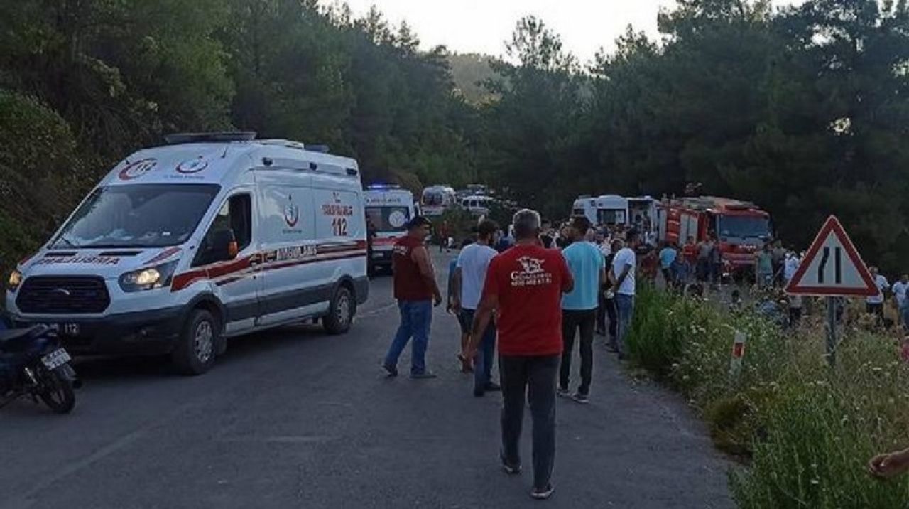 İzmir'de minibüs kazası: Can kayıpları ve yaralılar var