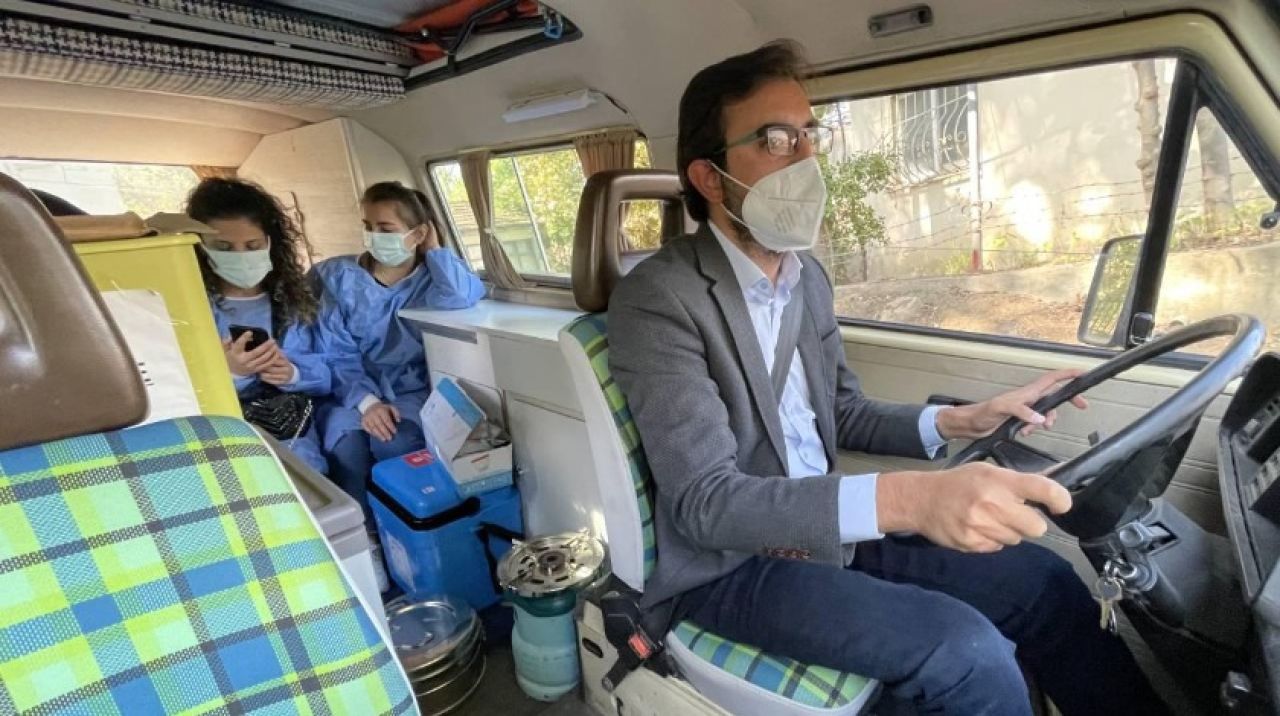 Mobil aşı ekibi "Fahriye" ile köy köy dolaşıp şifa dağıtıyor