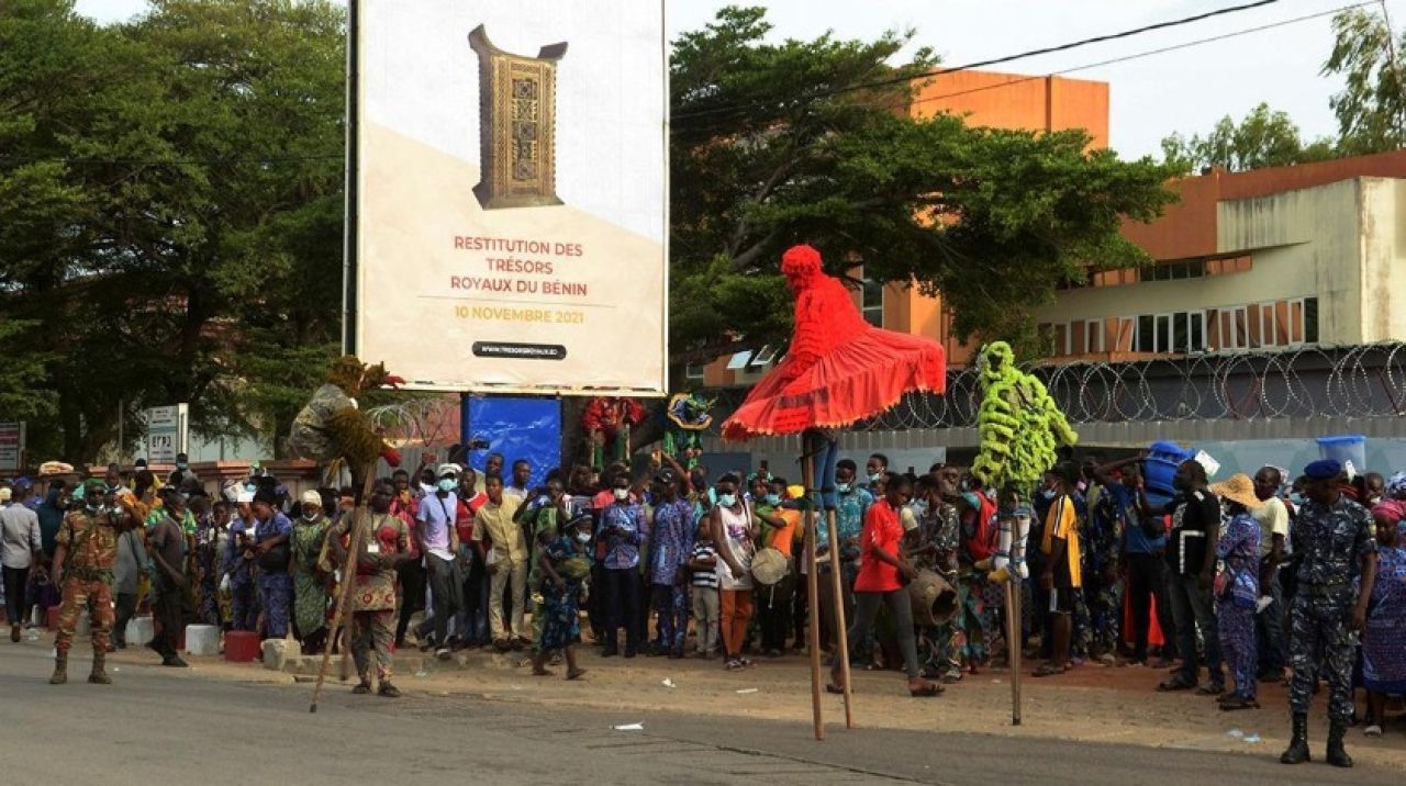 Fransa çaldıklarını 129 yıl sonra iade etti! Böyle karşıladılar