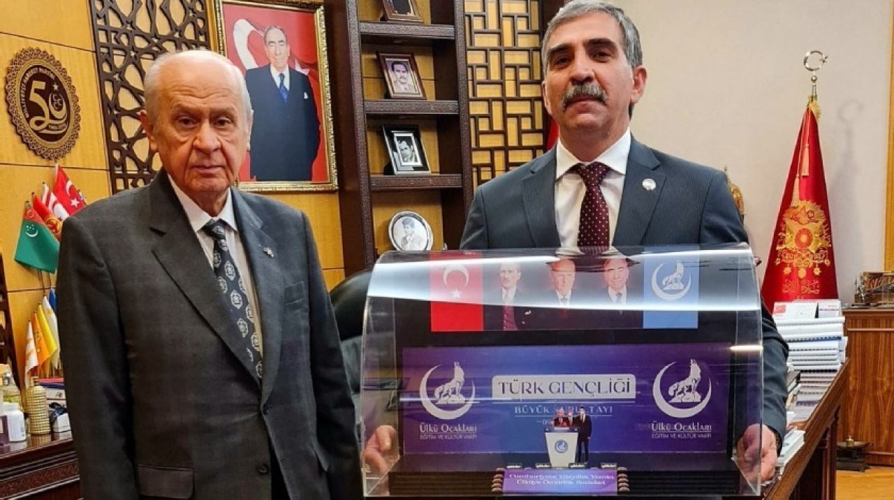 MHP Lideri Devlet Bahçeli'ye anlamlı hediye