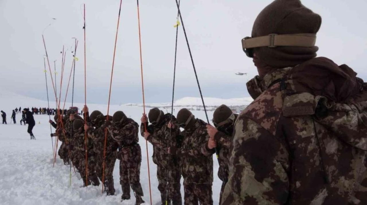 Van'da polisten çığ tatbikatı