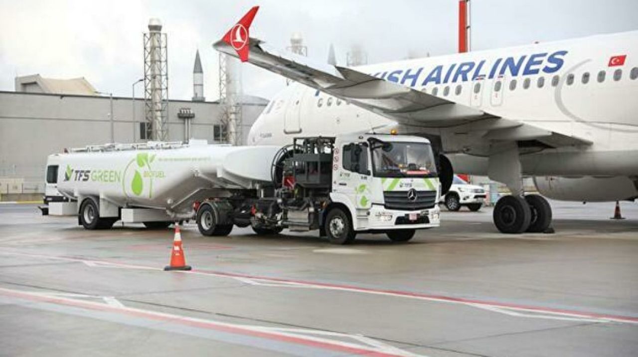 THY çevreci yakıtla ilk kez Paris'e uçtu