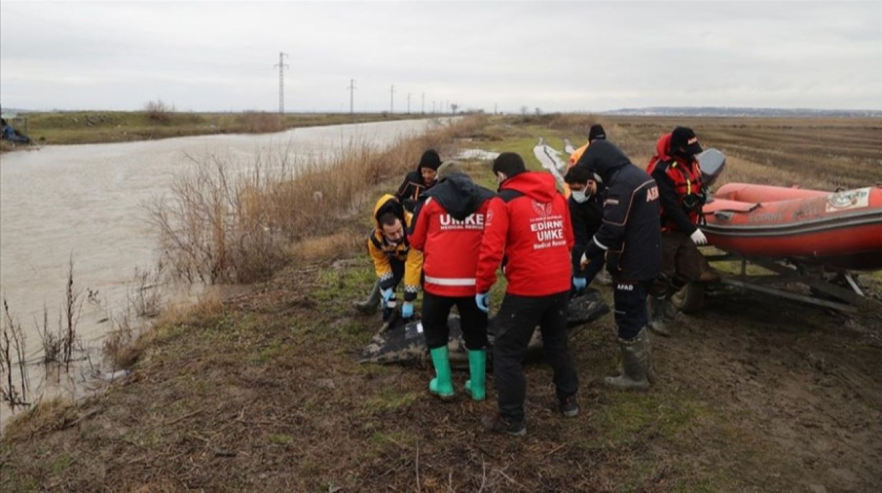 Yunanistan'ın geri ittiği 12 düzensiz göçmen donarak öldü