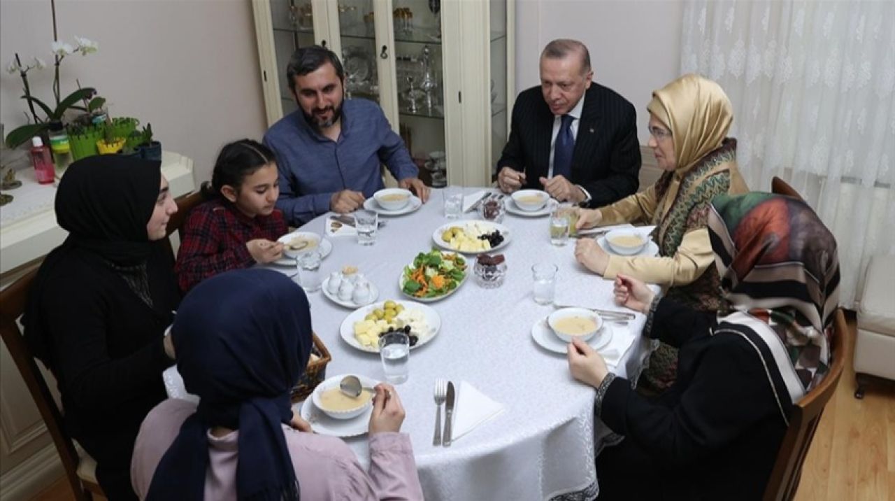 Cumhurbaşkanı Erdoğan, iftarını Ümraniye'de Kılıçaslan ailesiyle birlikte açtı