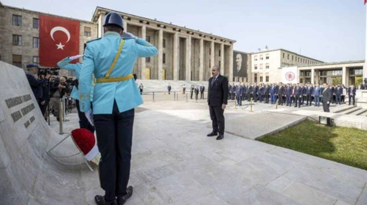 Devlet Erkanı Ata'nın huzurunda