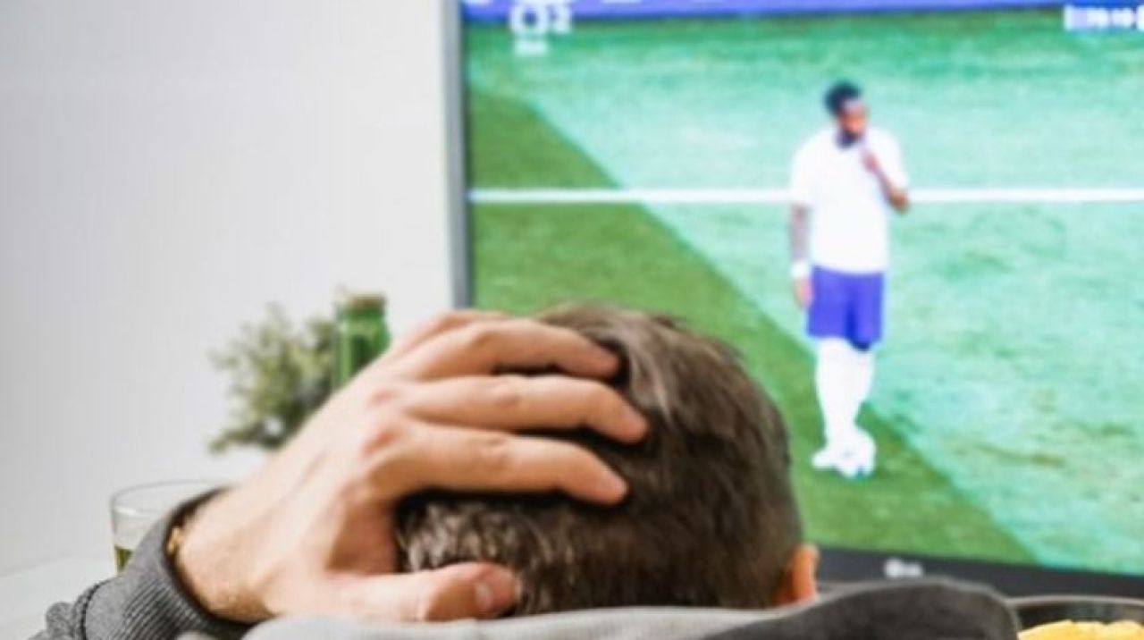 Fenerbahçe'ye kızdı, eşine bakın ne yaptı! Skandal olay