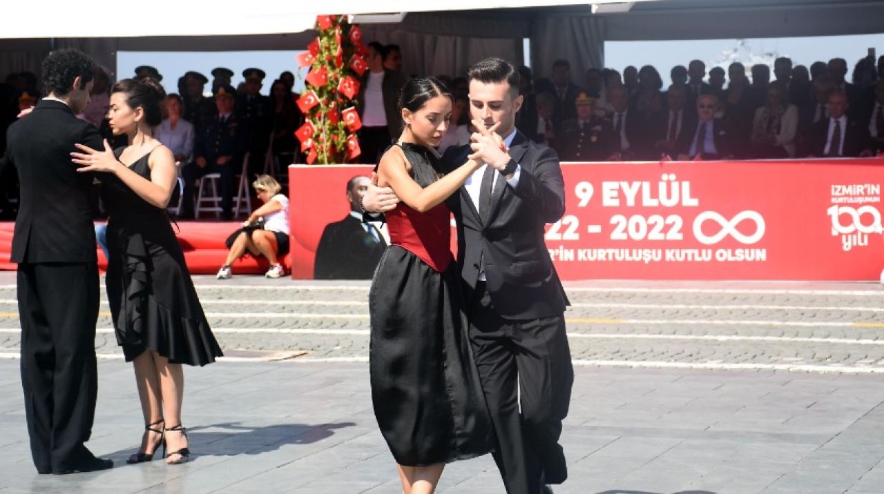 İzmir'de kurtuluşun 100'üncü yılına coşkulu kutlama