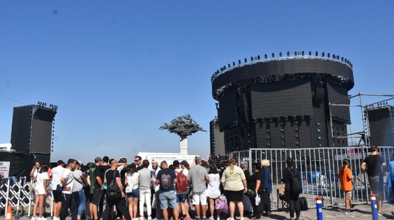 Sahnesi yıkılan Tarkan için hayranları yer tutmaya başladı