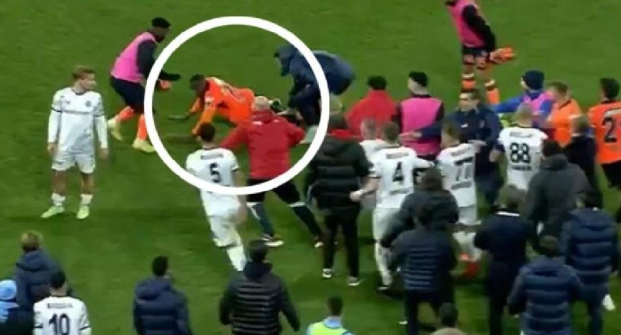 Başakşehir - Adana Demirspor maçı sonrası saha karıştı