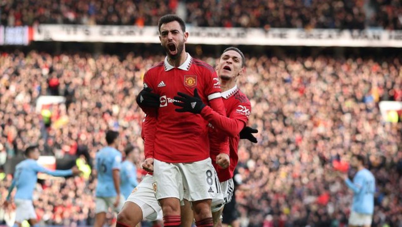 Manchester derbisinin kaderi 4 dakikada değişti! United galibiyete uzandı...