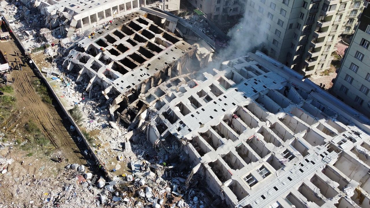 'Cennetten bir kare' diye reklamı yapılan 250 daireli rezidans, depremde yerle bir oldu