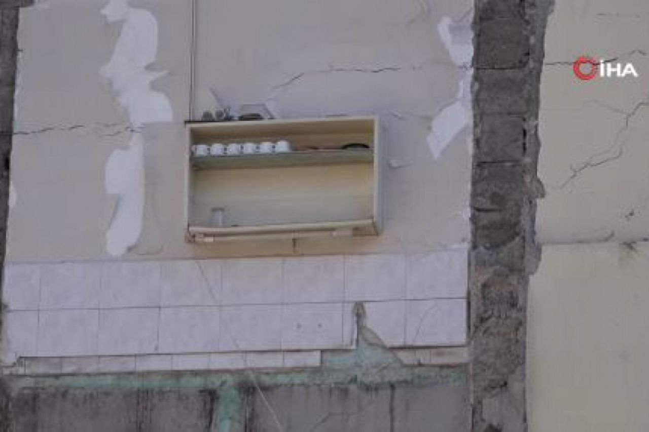Yıkılan binadan dikkat çeken görüntü… Raftaki fincanlar olduğu gibi kaldı