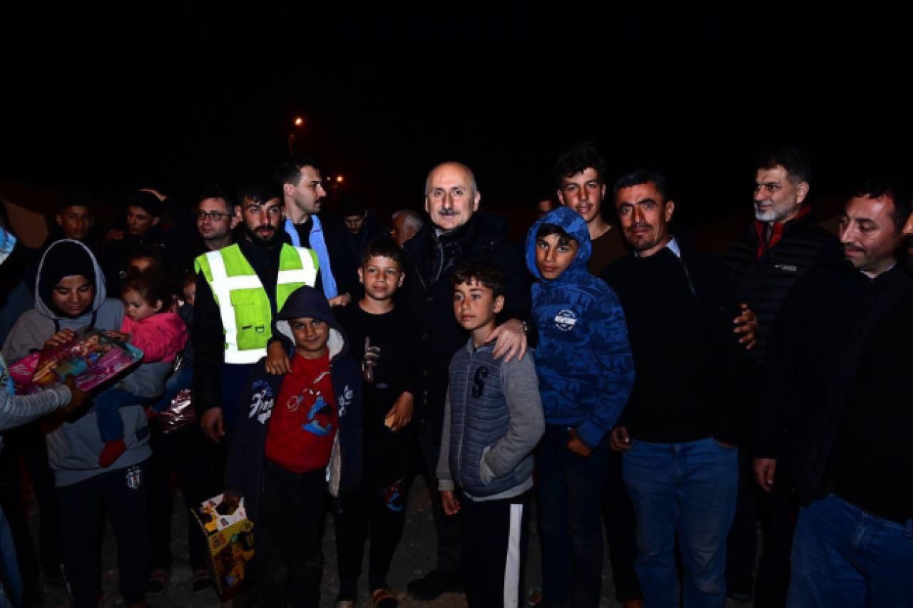 Bakan Karaismailoğlu, Adıyaman'da depremzedeleri ziyaret etti