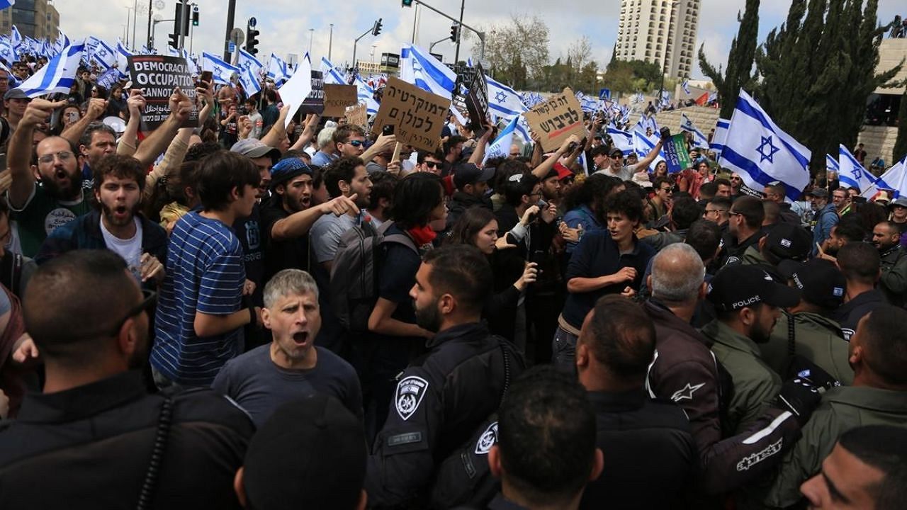 Netanyahu'dan geri adım! Protestolara ve grevlere neden olan yargı düzenlemesini erteledi