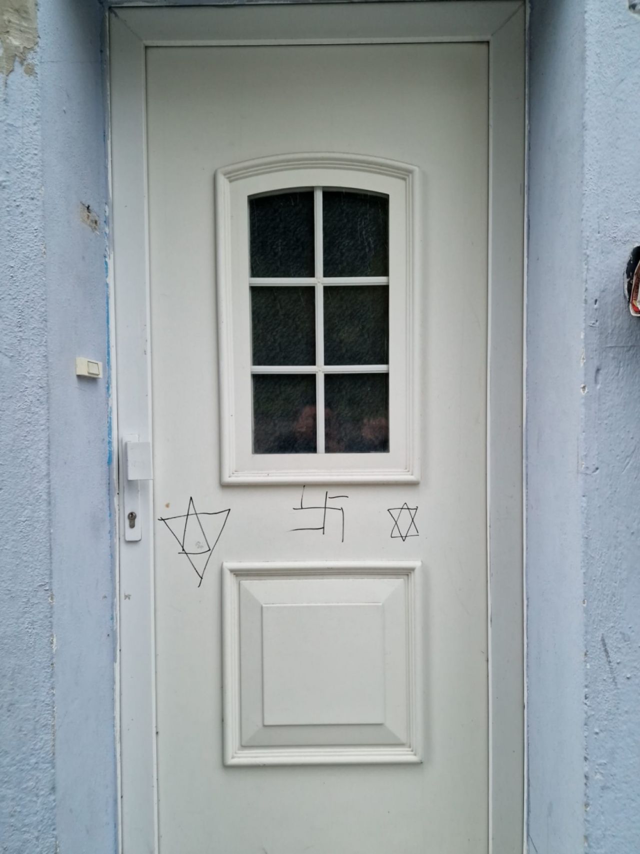 Almanya'da kapısına semboller çizilen caminin panjurları yakılmaya çalışıldı