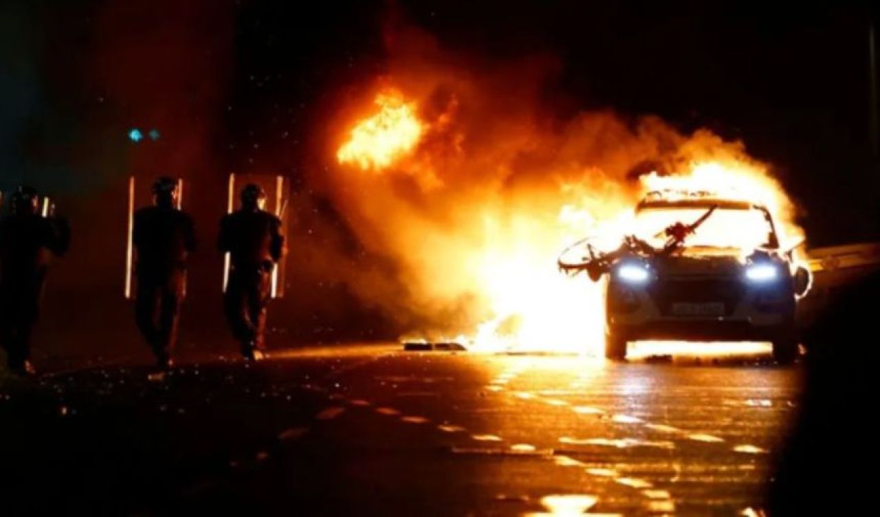 Ülkedeki saldırının ardından halk sokağa döküldü