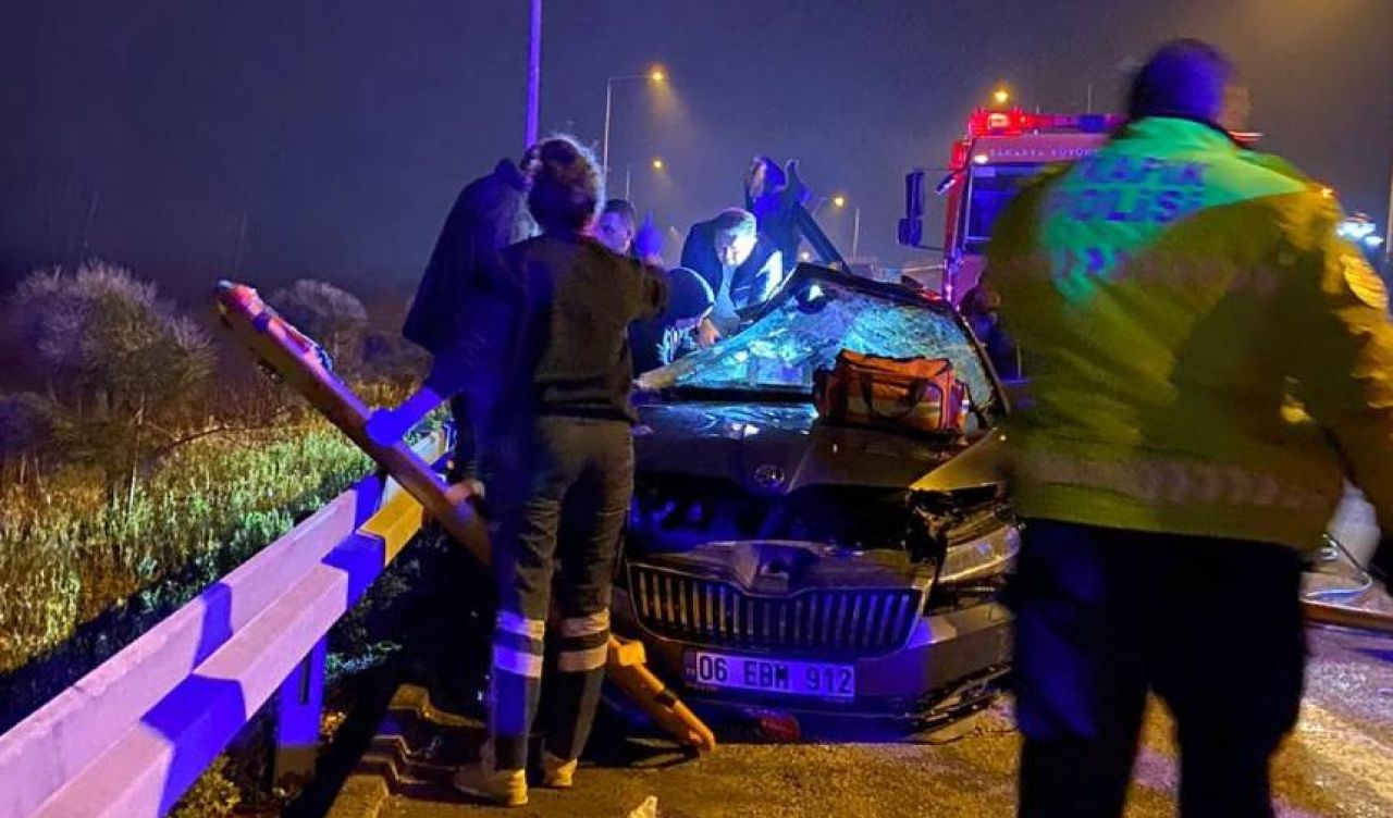 Feci kaza! Polislerin içinde bulunduğu otomobil TIR'a çarptı