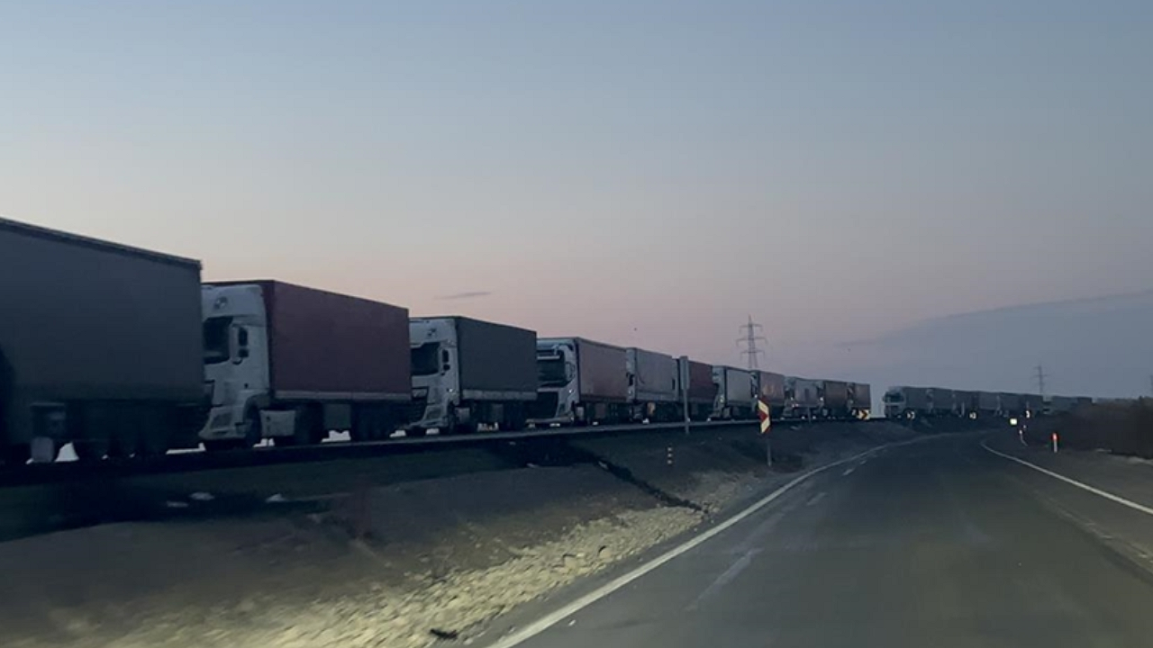 Sınır kapısında 13 kilometrelik tır kuyruğu
