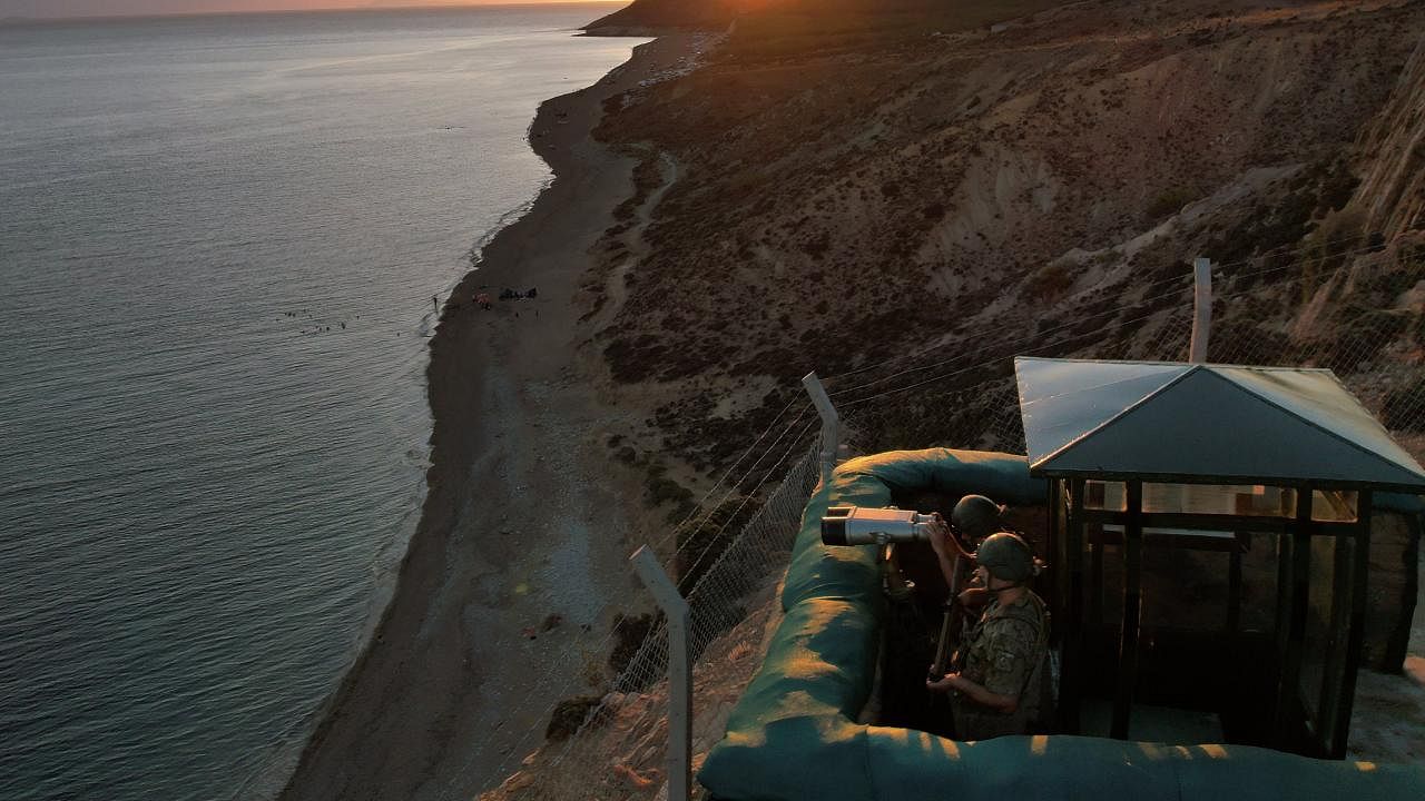 MSB: Yunanistan sahil güvenlik birimlerince denize bırakılan bottaki düzensiz göçmenler kurtarıldı