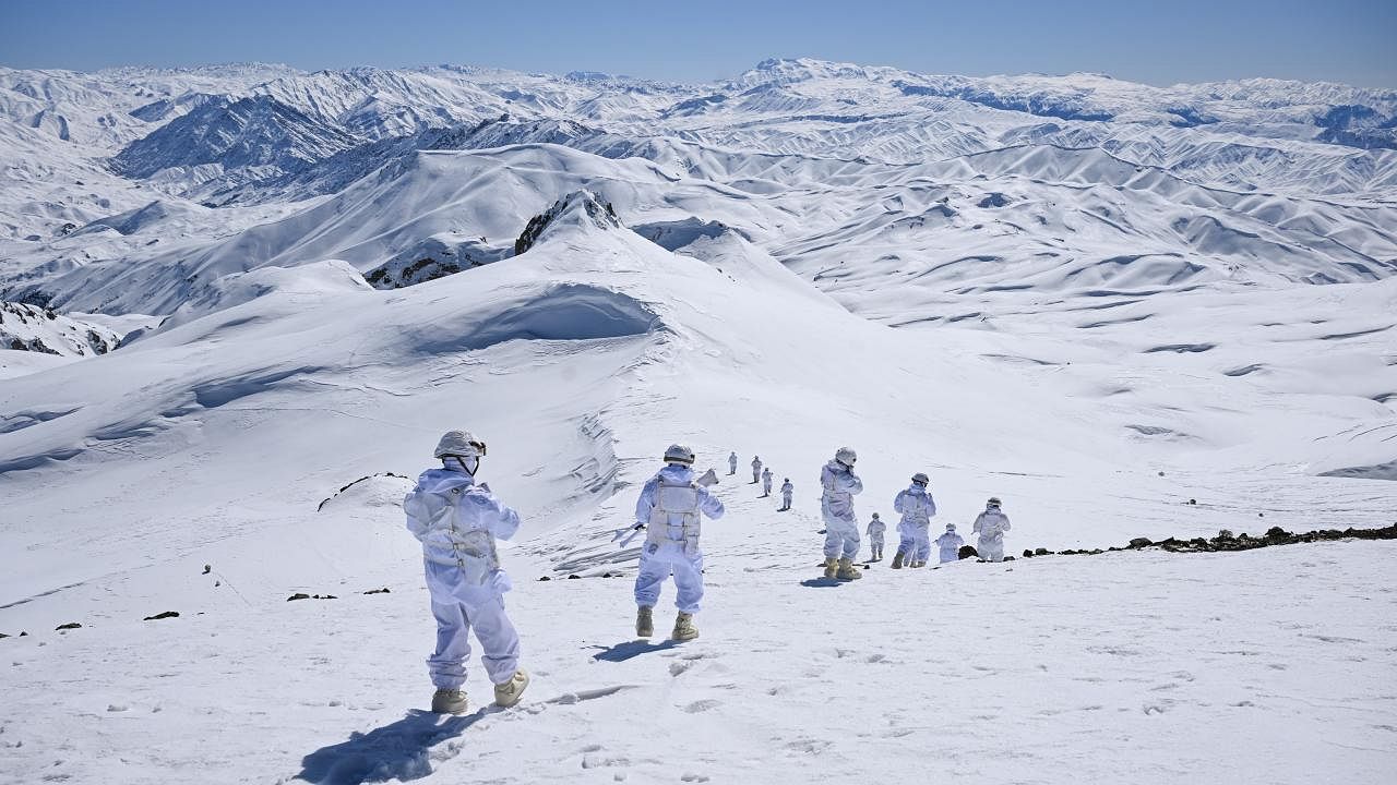 Jandarma karlı dağlarda terörle mücadeleyi sürdürüyor