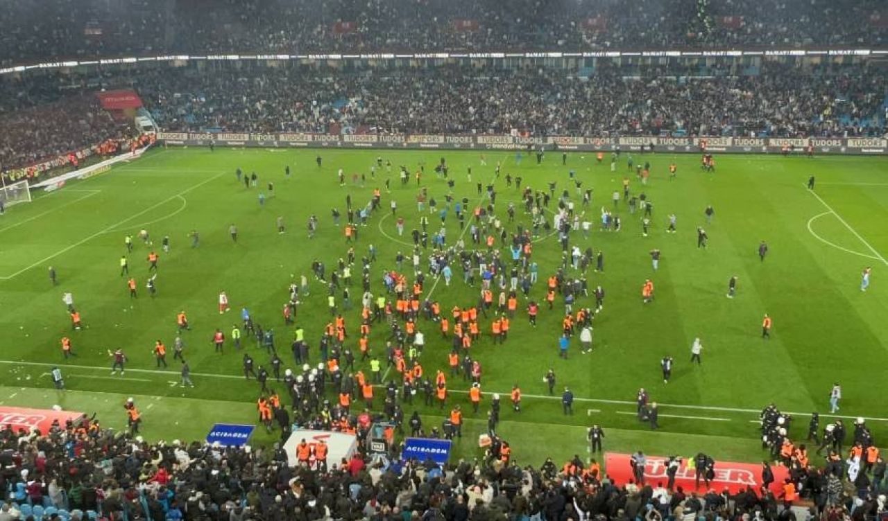 Trabzon'da maç sonu saha karıştı