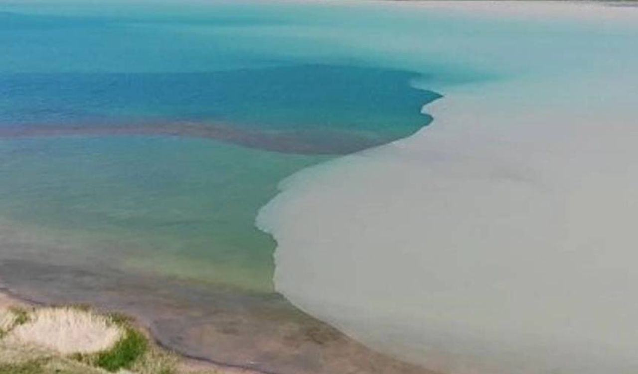 Van Gölü renk değiştirdi