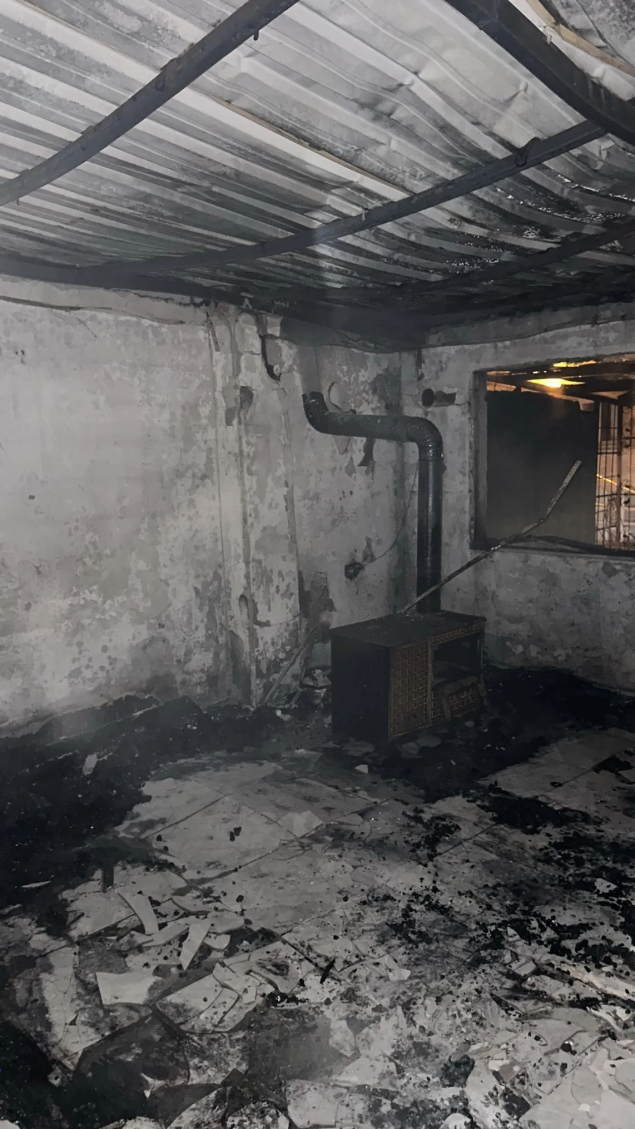 Mersin'de facianın eşiğinden dönüldü: Kömür sobası patladı