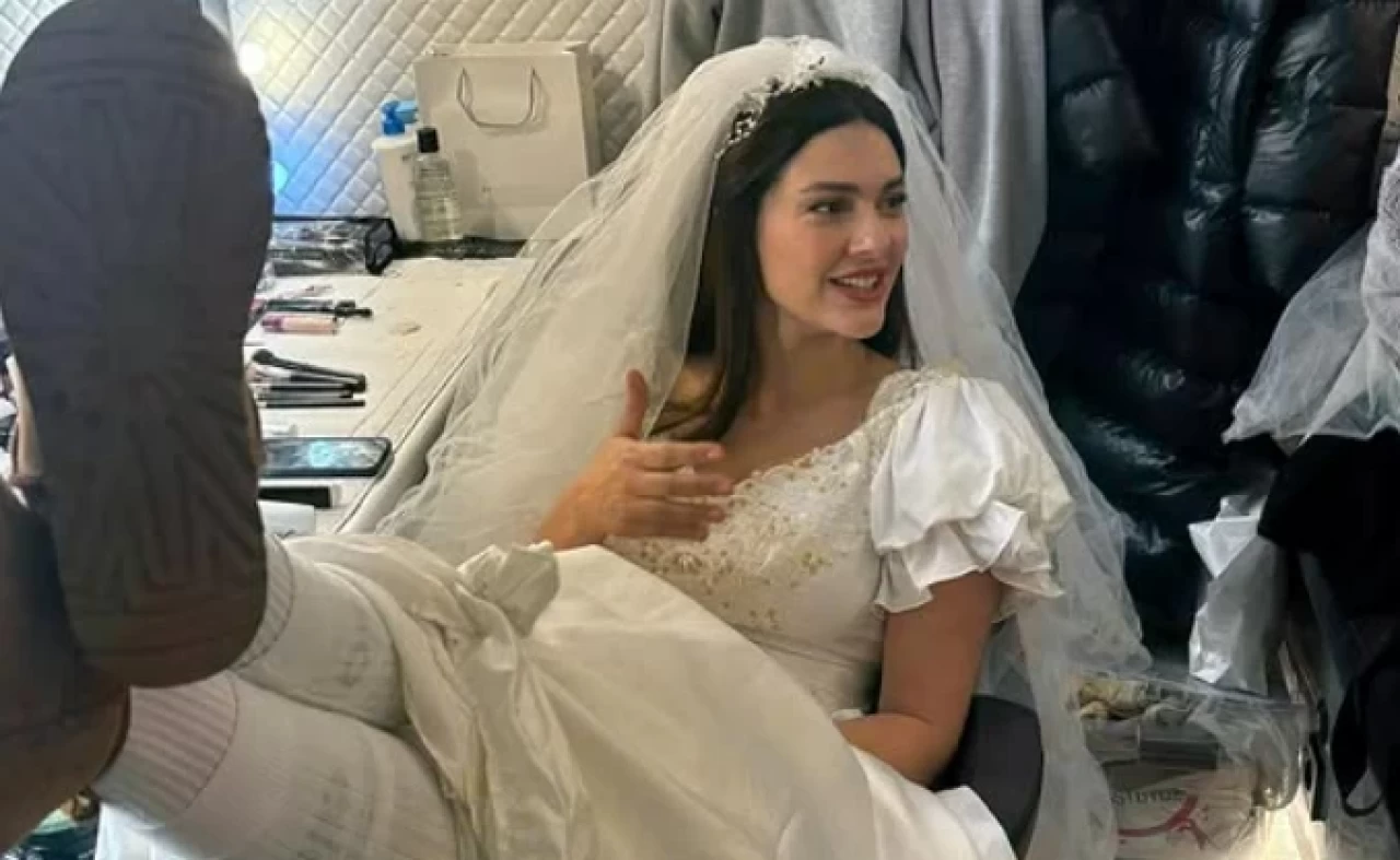 Bergüzar Korel'in "Annem Ankara" dizisindeki 90'lar gelinlik sahnesi sosyal medyayı salladı