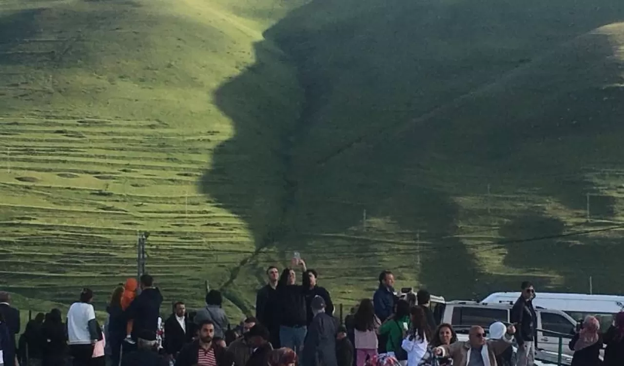 Karadağ'a 'Atatürk silueti' yansıdı, yüzlerce kişi akın etti