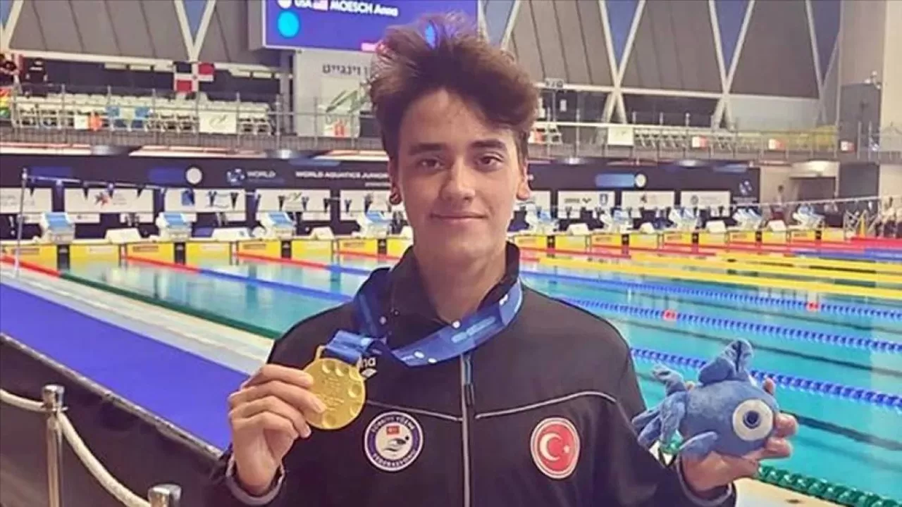 Milli yüzücü Kuzey Tunçellicyeni bir rekor kırdı ve altın madalyanın sahibi oldu