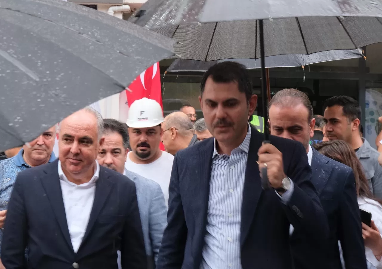 Bakan Kurum, TOKİ konutlarına yerleşen depremzedeleri ziyaret etti