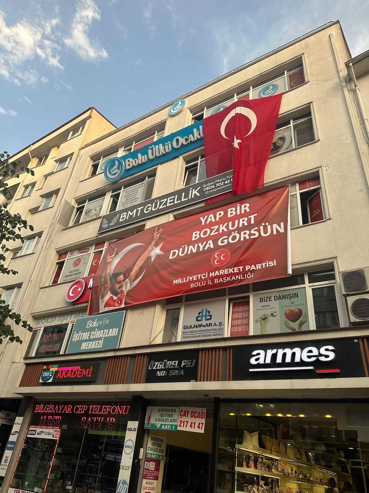 MHP İl Başkanlığından Melih Demiral'a pankartlı destek: Yap bir bozkurt dünya görsün