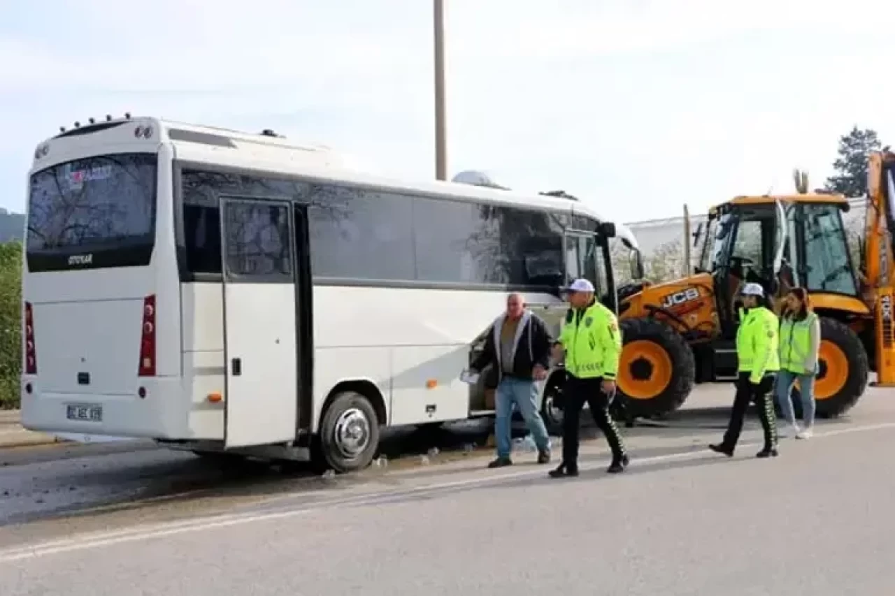 Antalya'da faciadan son anda engellendi! Midibüs ile iş makinesi çarpıştı