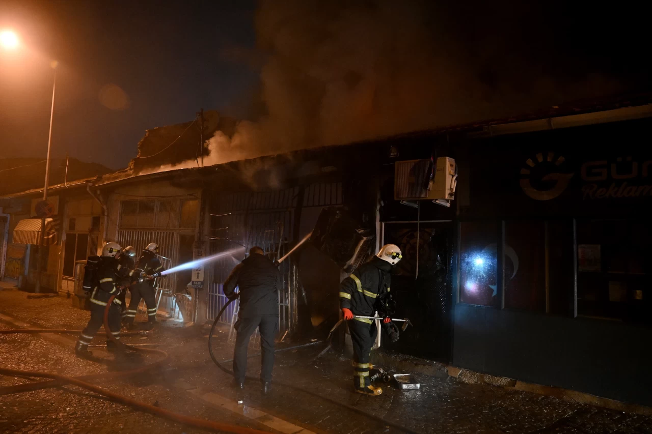 Edirne'de çıkan yangında 5 iş yeri zarar gördü