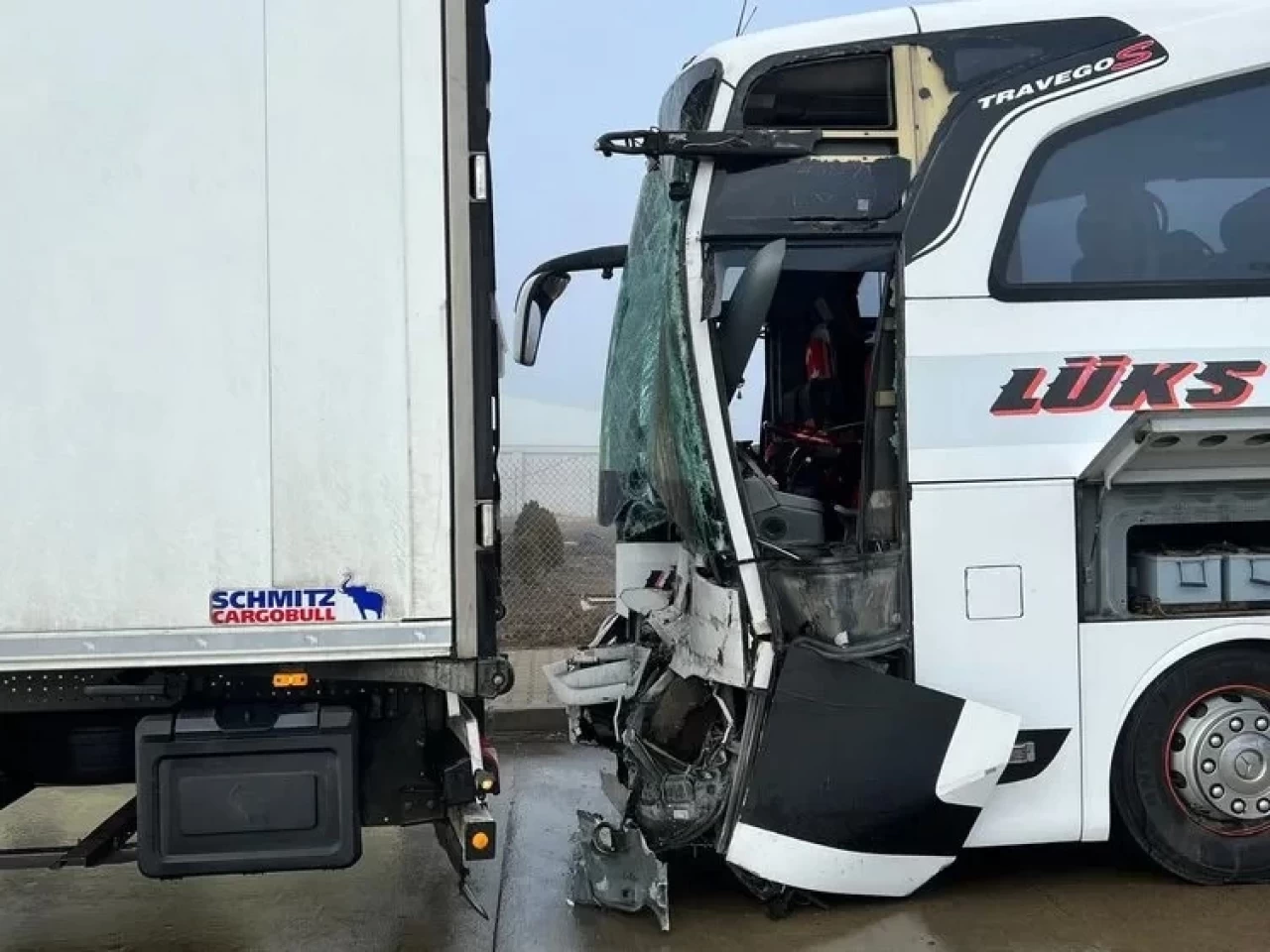 Ankara-Niğde Otoyolunda feci kaza: Yolcu otobüsü TIR'a çarptı