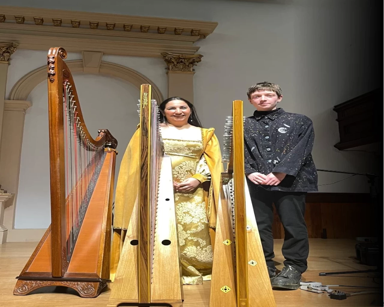 Zeynep Öykü, Türkiye’nin ilk yerli arp üreticisi, Galler’de enstrümanlarıyla sahne aldı.