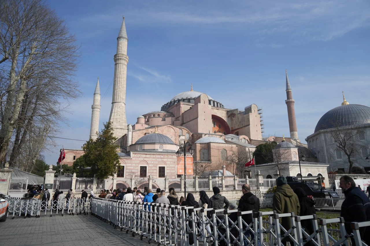İstanbul'da yerli turistler Ayasofya Camii'ne akın etti, yoğunluk havadan görüntülendi