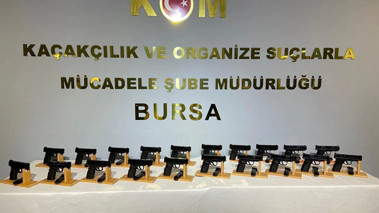 Bursa'da şüpheli araçta yapılan arama sonucunda 20 adet ruhsatsız tabanca bulundu