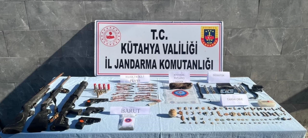 Kütahya'da jandarma operasyonu: Tarihi eser ve patlayıcı madde ele geçirildi