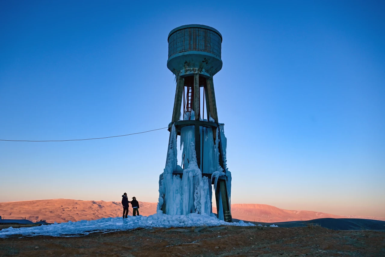 Van'da aşırı soğuklar nedeniyle boruları patlayan su deposu buz tuttu
