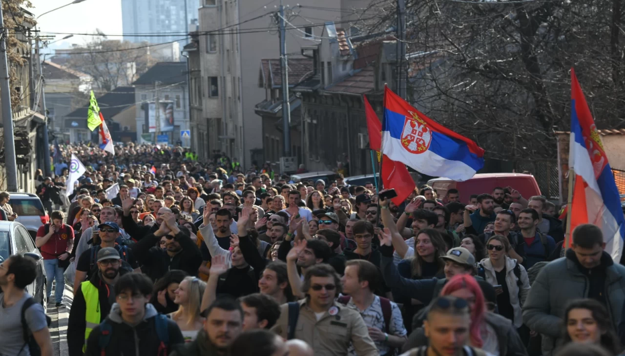 Üniversite öğrencileri, kazayı protesto etmek için Novi Sad'a yürüyor