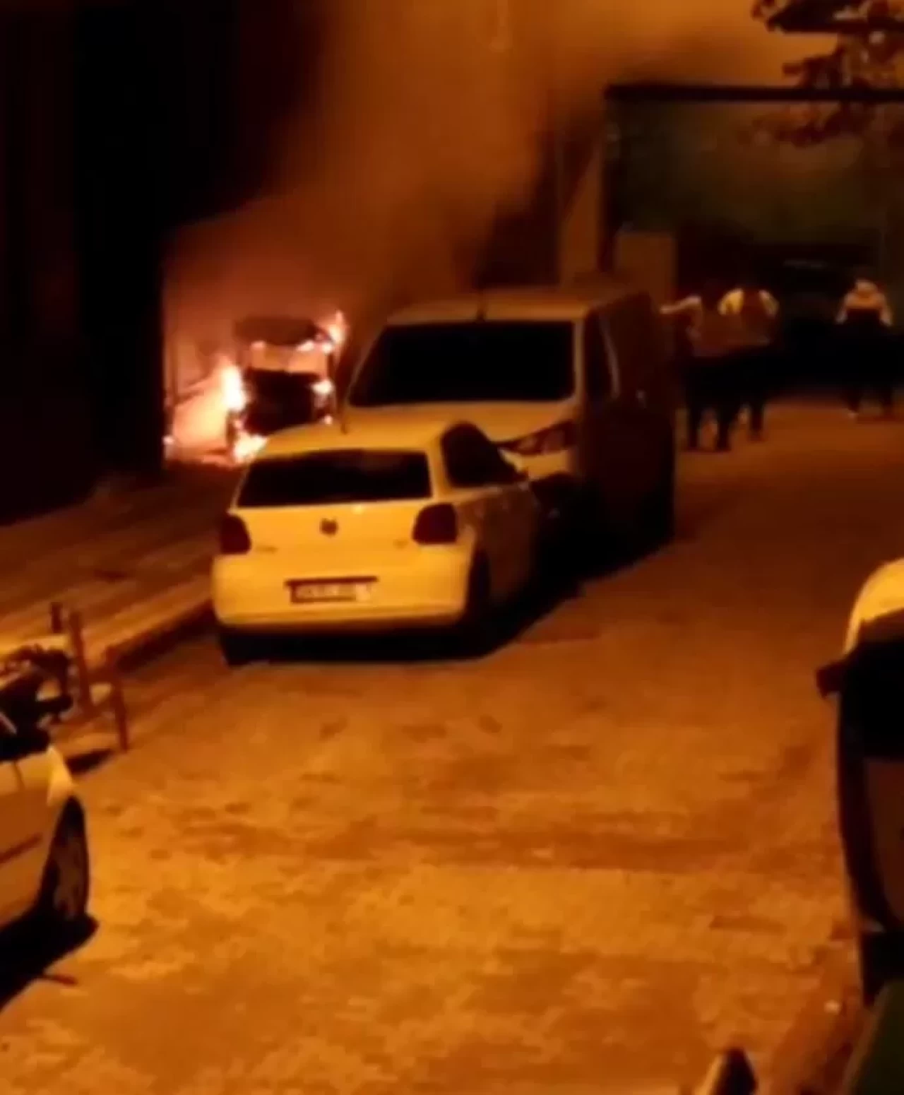 Sultangazi'de elektrikli araç yangını: Komşu bina camları patladı