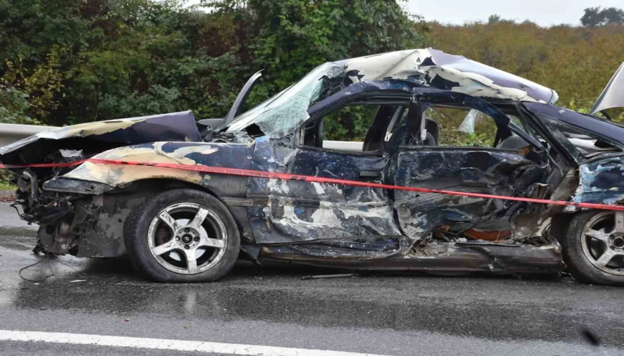 Sakarya’da otomobil ile otobüs çarpıştı: 1 ölü, 2 yaralı