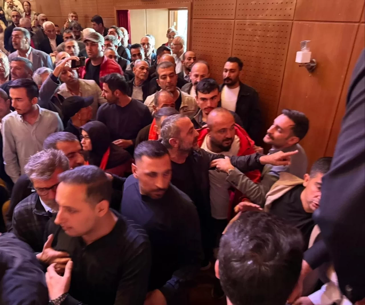 CHP İl Kongresi'nde yumruklar havada uçuştu