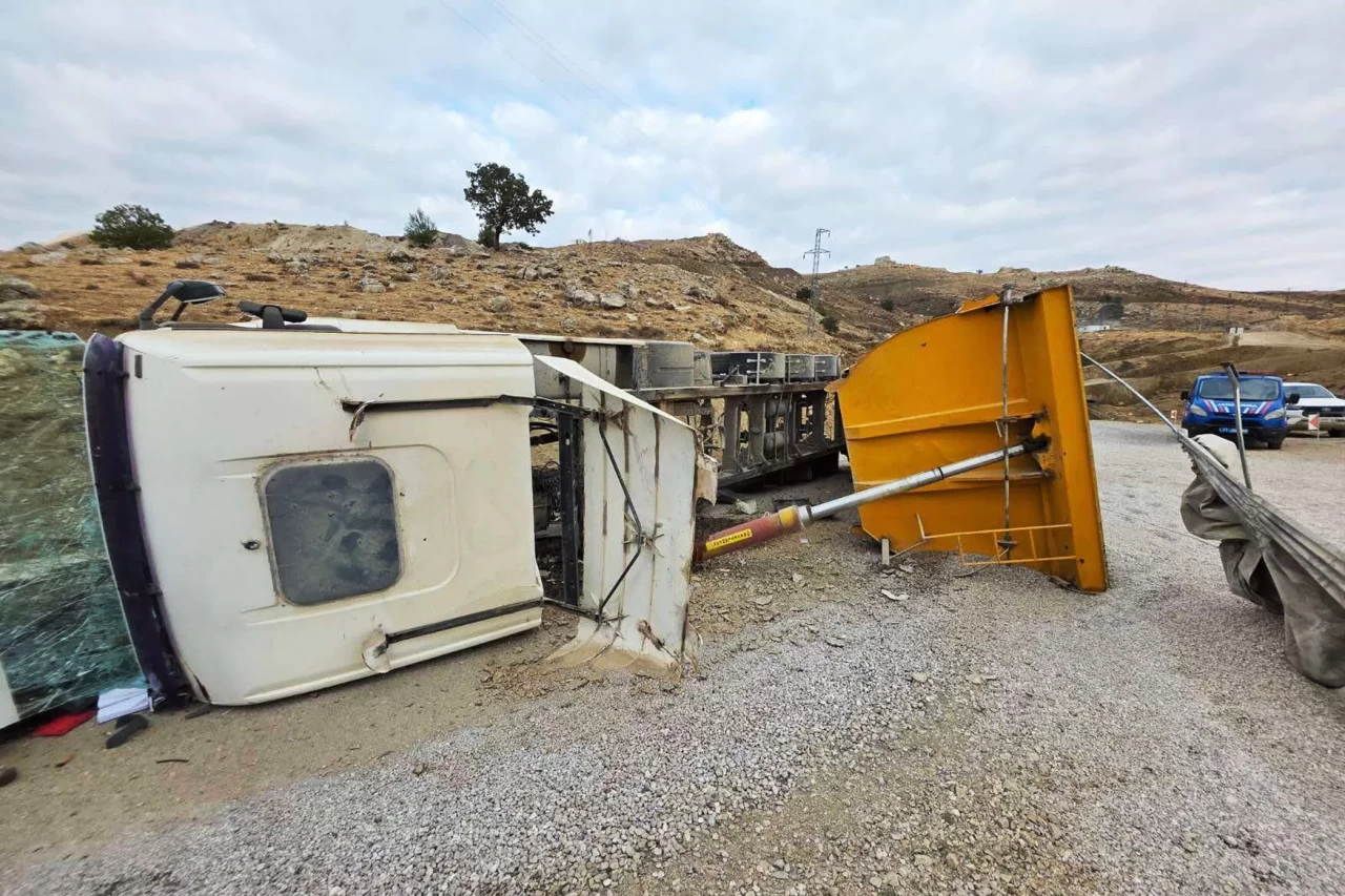 Kırıkkale'de mıcır yüklü kamyon devrildi: 1 yaralı