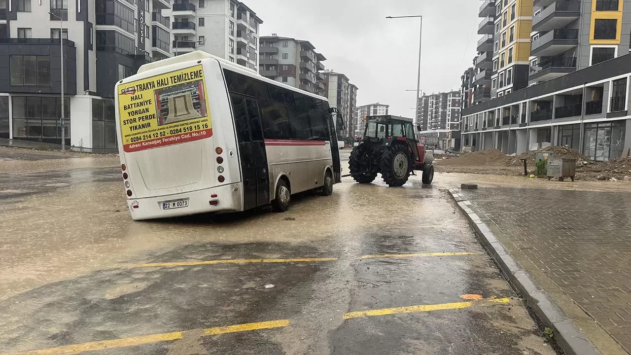 Edirne'de yağış nedeniyle yol çöktü, minibüs çukura düştü