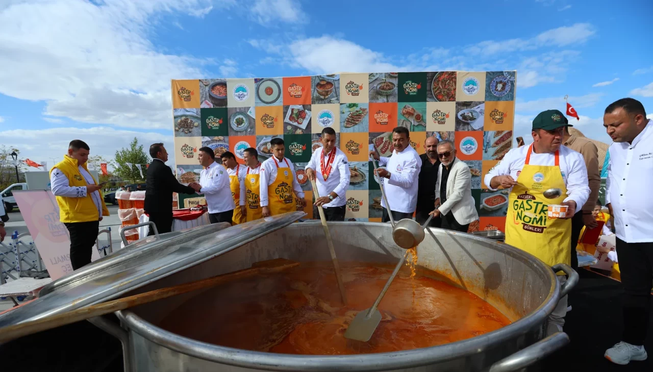 Kayseri Gastronomi Günleri’nde 1 ton pastırmalı Gömeç kuru fasulye ikram edildi