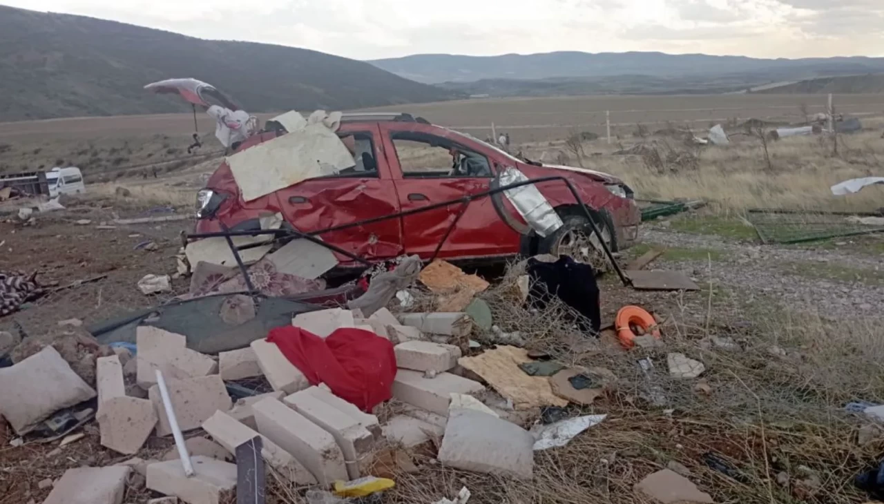 Ayaş’ta fırtına faciası: Devrilen konteynerin altında kalan baba hayatını kaybetti