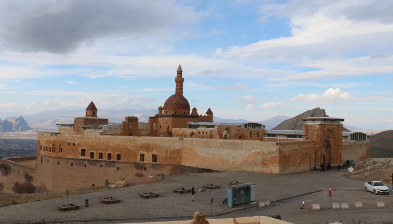 İshak Paşa Sarayı’nda sanat rüzgârı: Seramik sergisi kapılarını açtı